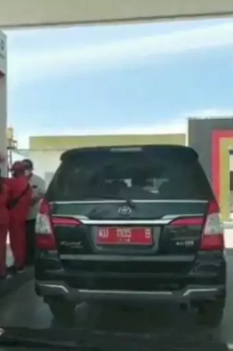 Viral video mobil ganti pelat saat isi bensin © Instagram/@andreli48