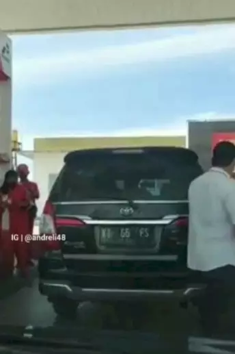 Viral video mobil ganti pelat saat isi bensin © Instagram/@andreli48