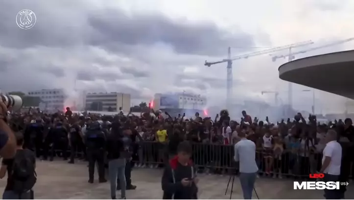 11 Potret hari pertama Leonel Messi di PSG, fans penuhi jalanan Paris berbagai sumber