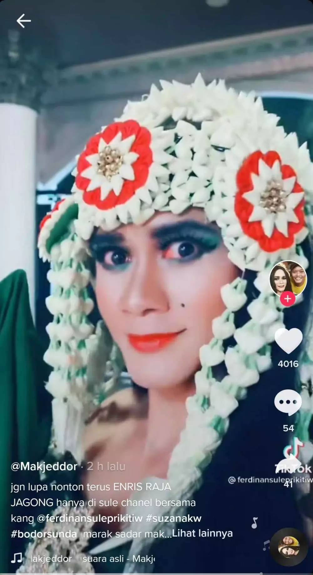 pria dandan mirip Suzanna © 2021 brilio.net pria dandan mirip Suzanna © 2021 brilio.net