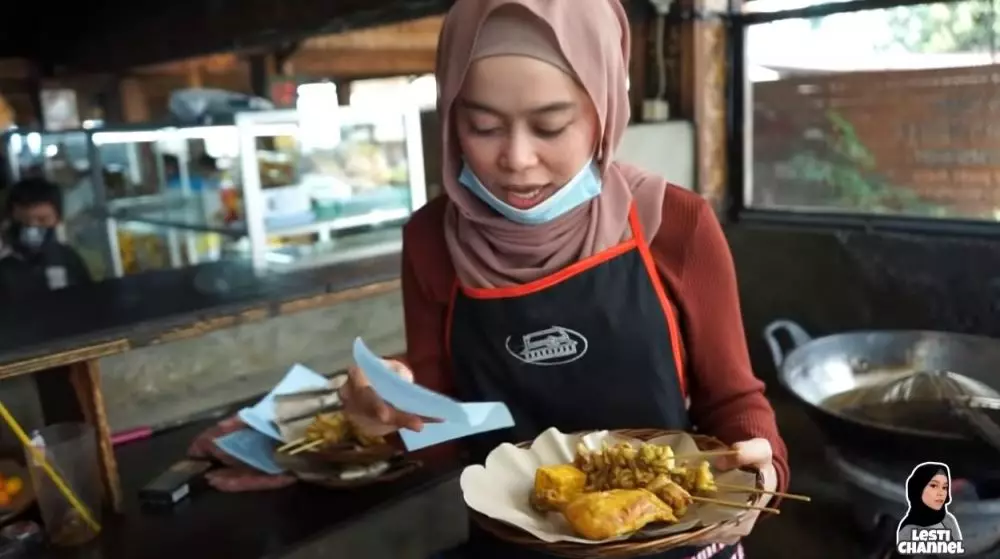 rumah makan Lesty © YouTube