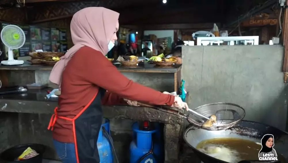 rumah makan Lesty © YouTube