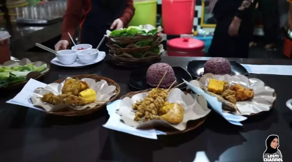 rumah makan Lesty © YouTube