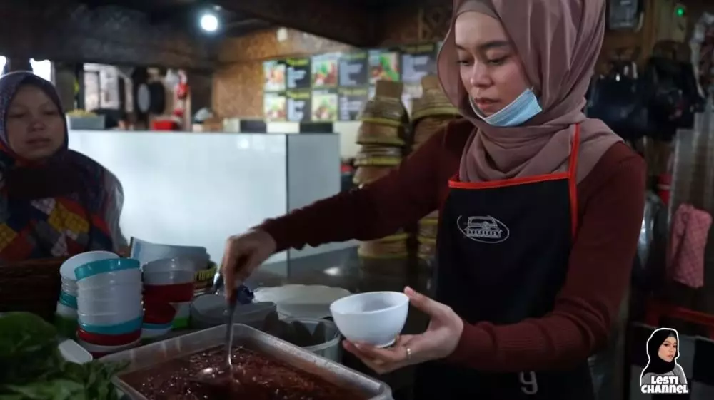 rumah makan Lesty © YouTube