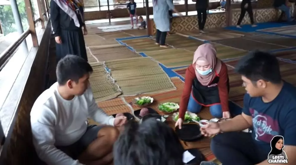 rumah makan Lesty © YouTube