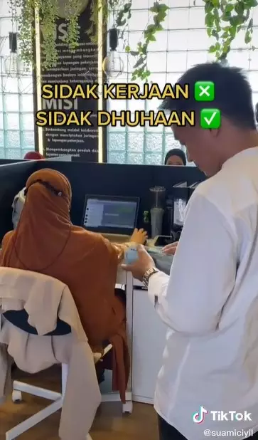 bagi uang ke karyawan yang Salat Dhuha © TikTok/@suamiciyil bagi uang ke karyawan yang Salat Dhuha © TikTok/@suamiciyil