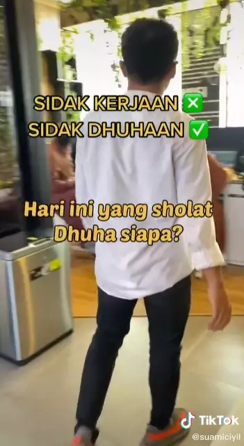 bagi uang ke karyawan yang Salat Dhuha © TikTok/@suamiciyil bagi uang ke karyawan yang Salat Dhuha © TikTok/@suamiciyil