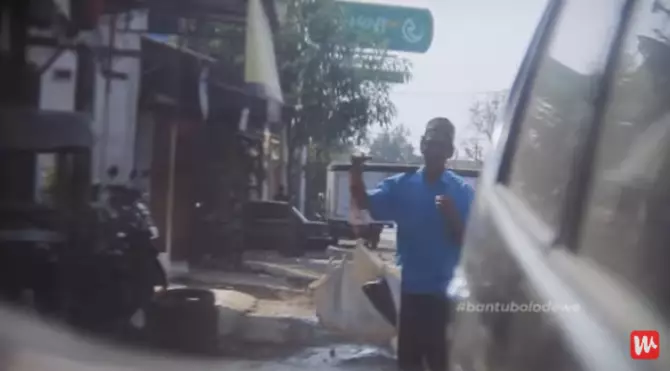 Jalan kaki puluhan kilo jualan pisang keliling © YouTube/Wartabromo