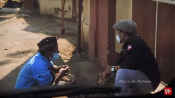 Jalan kaki puluhan kilo jualan pisang keliling © YouTube/Wartabromo