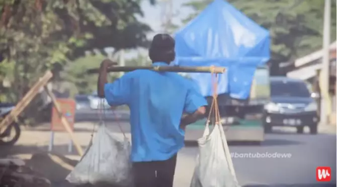 Jalan kaki puluhan kilo jualan pisang keliling © YouTube/Wartabromo