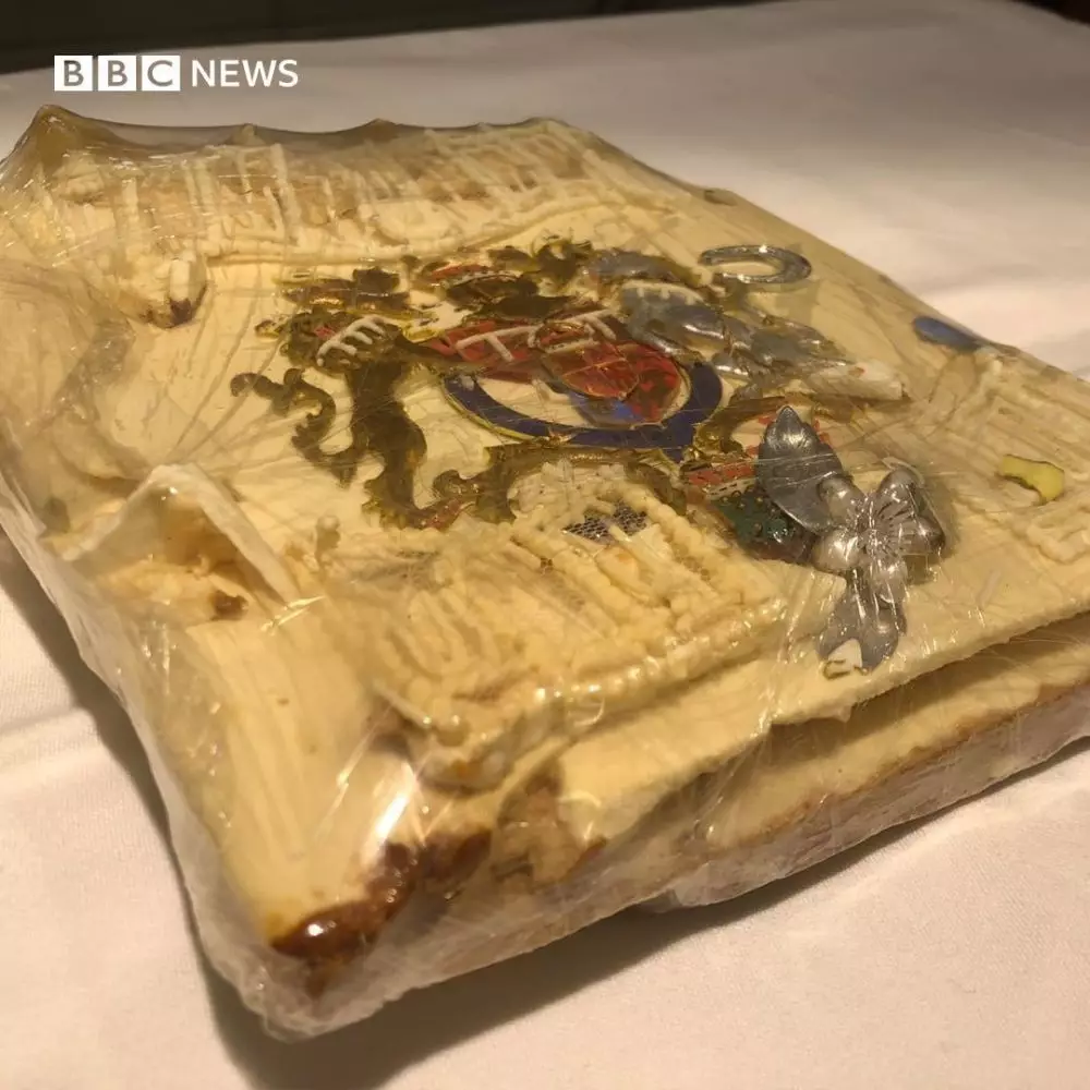 Potongan kue pernikahan Pangeran Charles & Lady Diana Instagram Potongan kue pernikahan Pangeran Charles & Lady Diana Instagram