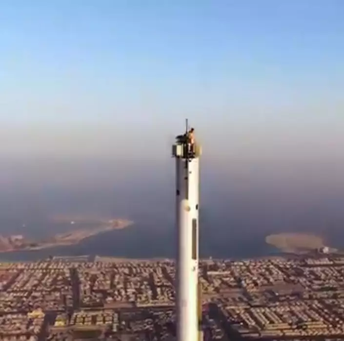 Pramugari syuting iklan di puncak Burj Khalifa setinggi 828 meter, asli mendebarkan berbagai sumber