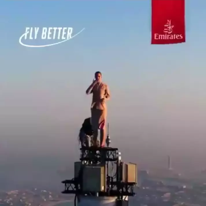 Pramugari syuting iklan di puncak Burj Khalifa setinggi 828 meter, asli mendebarkan berbagai sumber