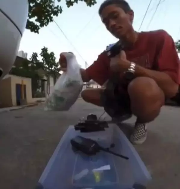 aksi seorang pria beli nasi padang pakai remote control © TikTok/@wiwelgeng