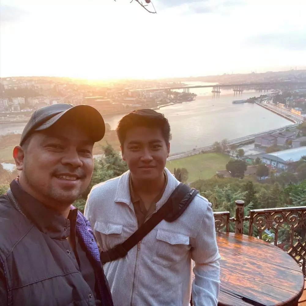 potret kedekatan seleb dan ayah sambung © berbagai sumber