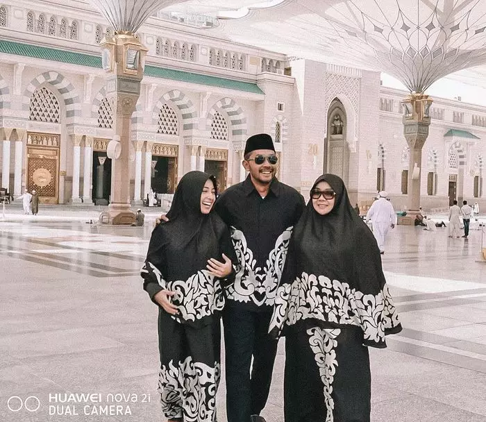 potret kedekatan seleb dan ayah sambung © berbagai sumber