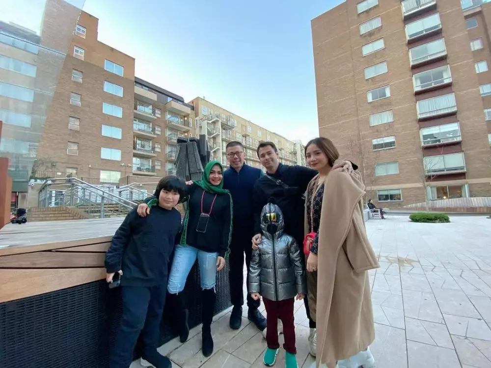 potret kedekatan seleb dan ayah sambung © berbagai sumber