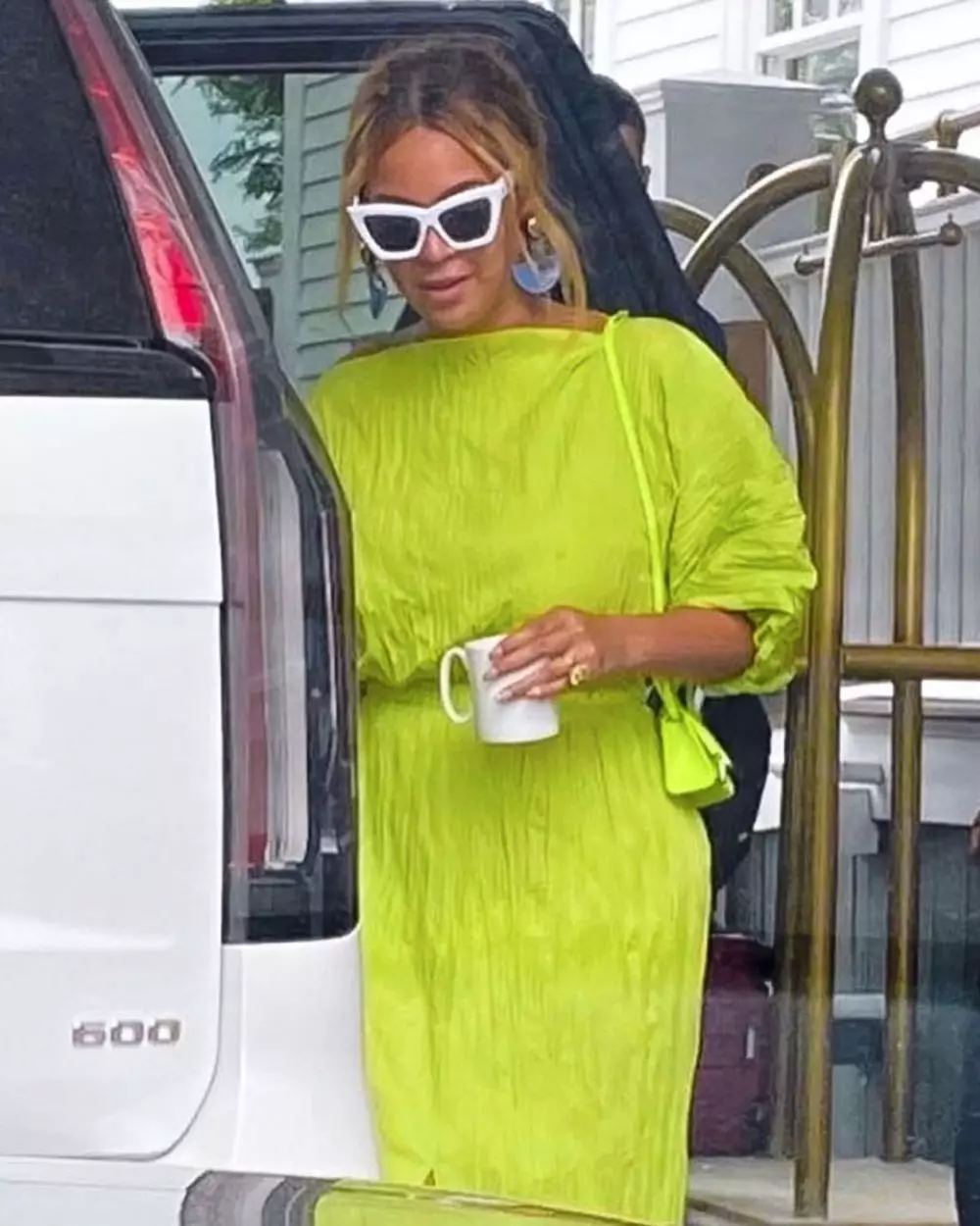 Beyonce kenakan karya desainer Indonesia © Instagram