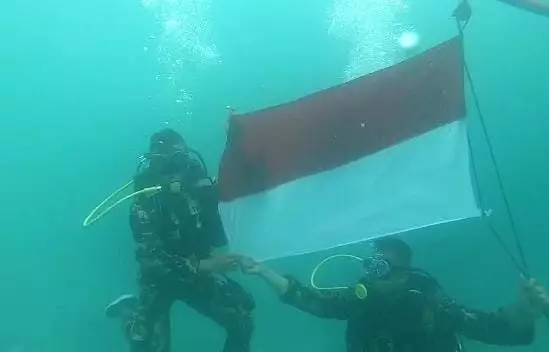 Prajurit TNI AL kibarkan bendera merah putih di bawah laut © Instagram Prajurit TNI AL kibarkan bendera merah putih di bawah laut © Instagram