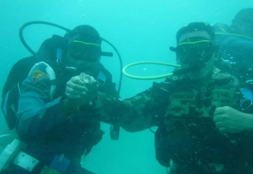 Prajurit TNI AL kibarkan bendera merah putih di bawah laut © Instagram Prajurit TNI AL kibarkan bendera merah putih di bawah laut © Instagram