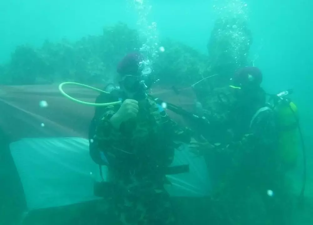 Prajurit TNI AL kibarkan bendera merah putih di bawah laut © Instagram Prajurit TNI AL kibarkan bendera merah putih di bawah laut © Instagram