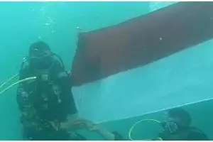 Momen prajurit TNI AL kibarkan bendera merah putih di bawah laut