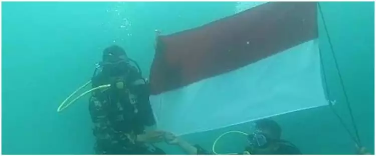Momen prajurit TNI AL kibarkan bendera merah putih di bawah laut