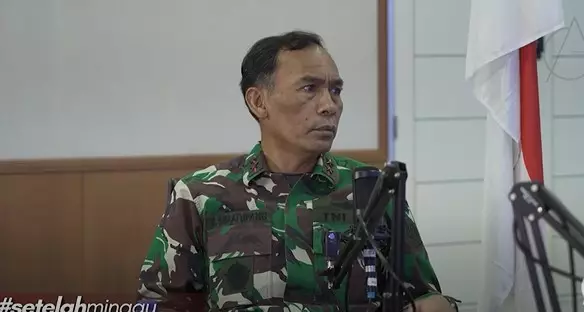 Momen Mayjen TNI Victor Simatupang basuh kaki anak buah © YouTube Momen Mayjen TNI Victor Simatupang basuh kaki anak buah © YouTube
