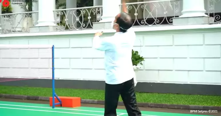 Momen Jokowi bulutangkis © YouTube/Sekretariat Presiden