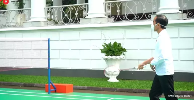 Momen Jokowi bulutangkis © YouTube/Sekretariat Presiden