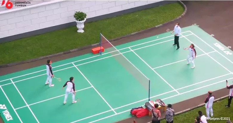 Momen Jokowi bulutangkis © YouTube/Sekretariat Presiden