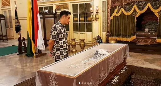 Paundrakarna menatap jenazah sang ayah Instagram © 2021 brilio.net