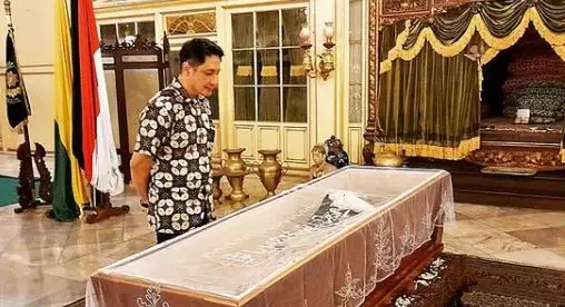 Paundrakarna menatap jenazah sang ayah Instagram © 2021 brilio.net