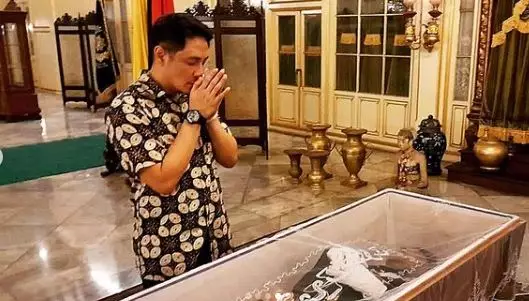 Paundrakarna menatap jenazah sang ayah Instagram © 2021 brilio.net