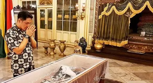 Paundrakarna menatap jenazah sang ayah Instagram © 2021 brilio.net