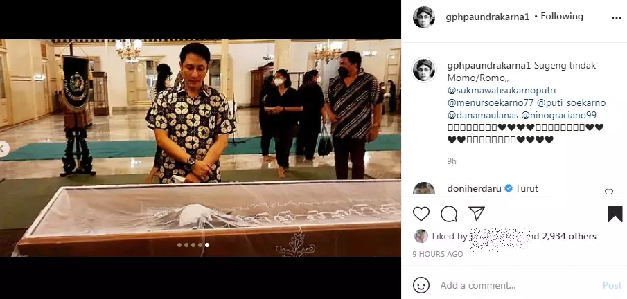 Paundrakarna menatap jenazah sang ayah Instagram © 2021 brilio.net