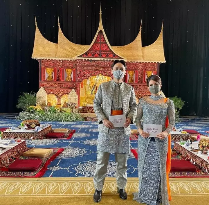 5 Potret Tya Ariestya jadi host Malapeh Bujang Rizky Billar, menawan berbagai sumber