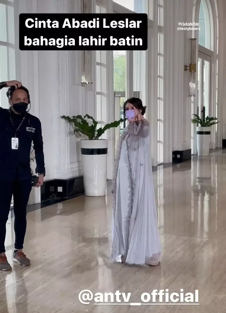 5 Potret Tya Ariestya jadi host Malapeh Bujang Rizky Billar, menawan berbagai sumber