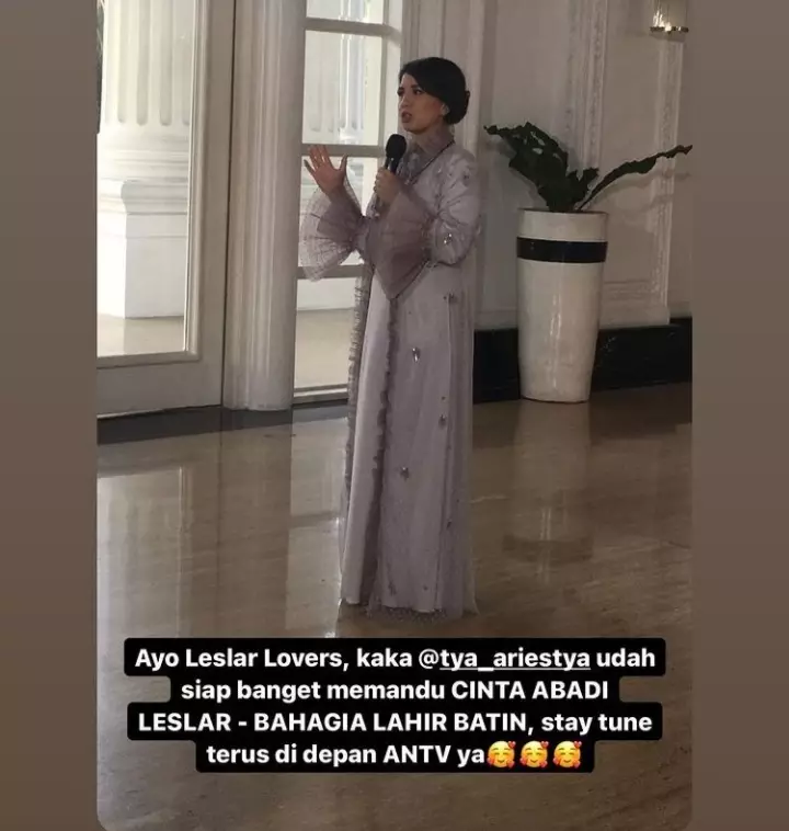 5 Potret Tya Ariestya jadi host Malapeh Bujang Rizky Billar, menawan berbagai sumber
