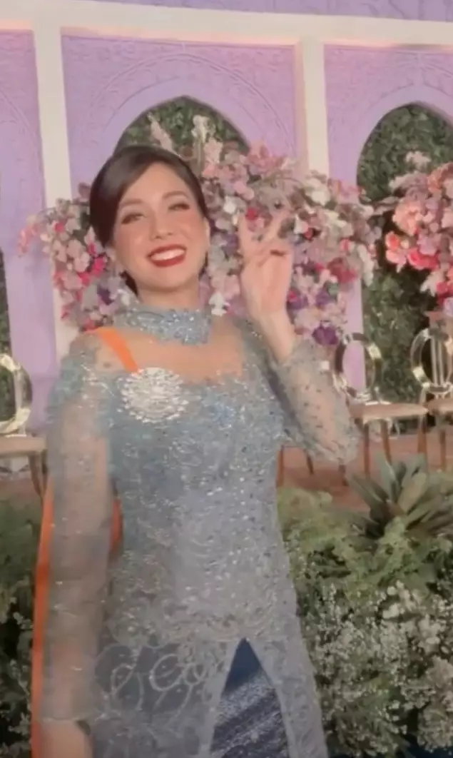 5 Potret Tya Ariestya jadi host Malapeh Bujang Rizky Billar, menawan berbagai sumber