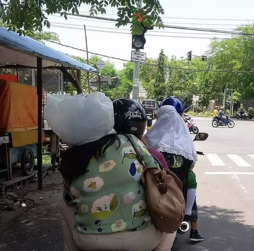 helm ala emak-emak © 2021 brilio.net helm ala emak-emak © 2021 brilio.net