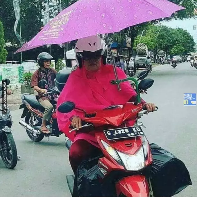 helm ala emak-emak © 2021 brilio.net helm ala emak-emak © 2021 brilio.net