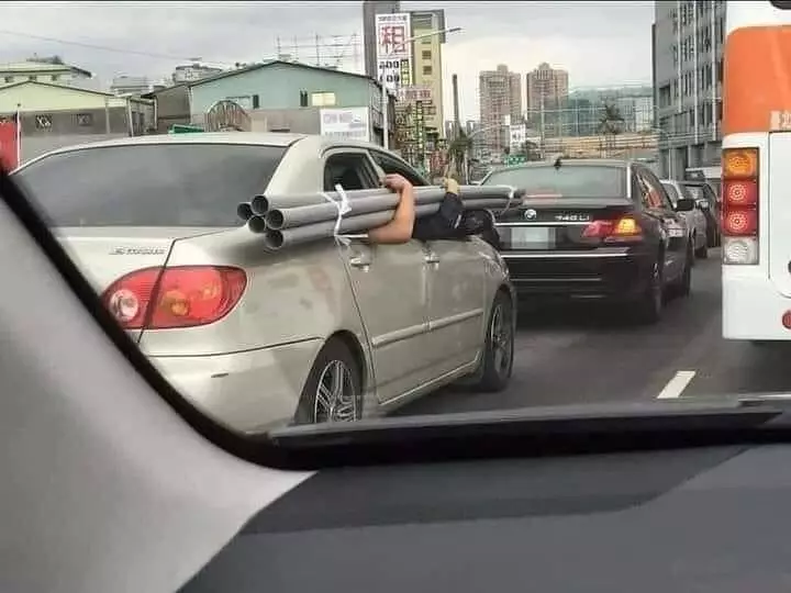 tingkah lucu bawa barang besar © 2021 1cak.com