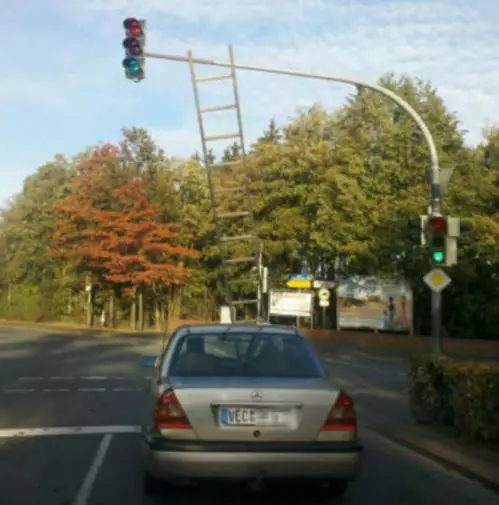 tingkah lucu bawa barang besar © 2021 1cak.com