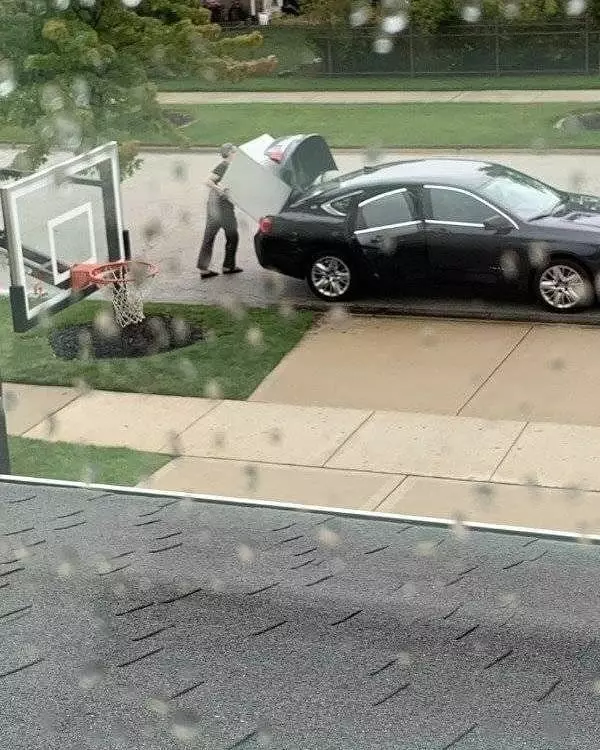 tingkah lucu bawa barang besar © 2021 1cak.com