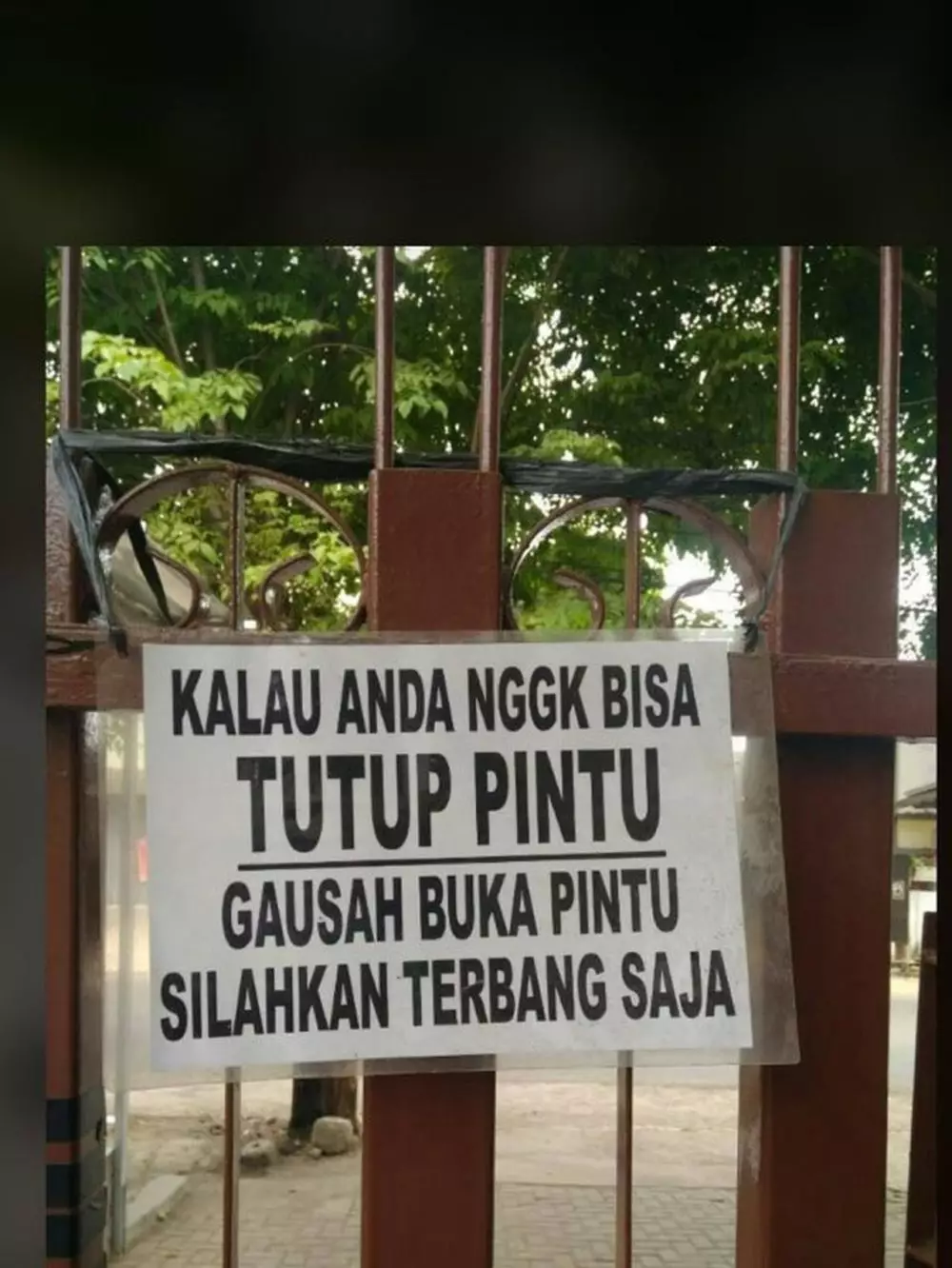 peringatan lucu harap tutup pintu © 2021 1cak.com peringatan lucu harap tutup pintu © 2021 1cak.com