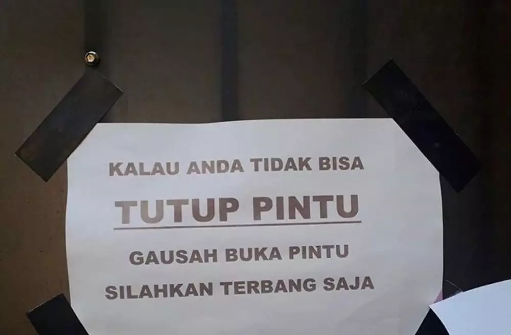 peringatan lucu harap tutup pintu © 2021 1cak.com peringatan lucu harap tutup pintu © 2021 1cak.com