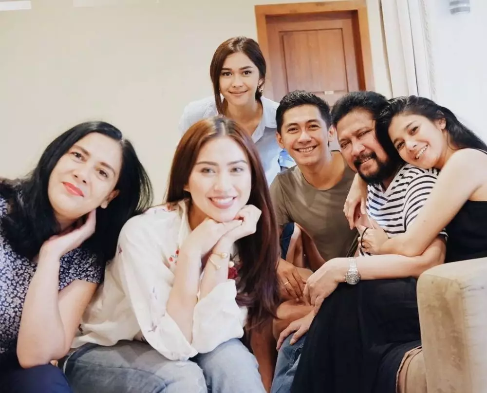 kebersamaan seleb empat bersaudara © 2021 berbagai sumber kebersamaan seleb empat bersaudara © 2021 berbagai sumber