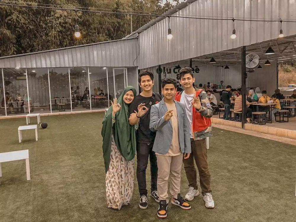 kebersamaan seleb empat bersaudara © 2021 berbagai sumber kebersamaan seleb empat bersaudara © 2021 berbagai sumber