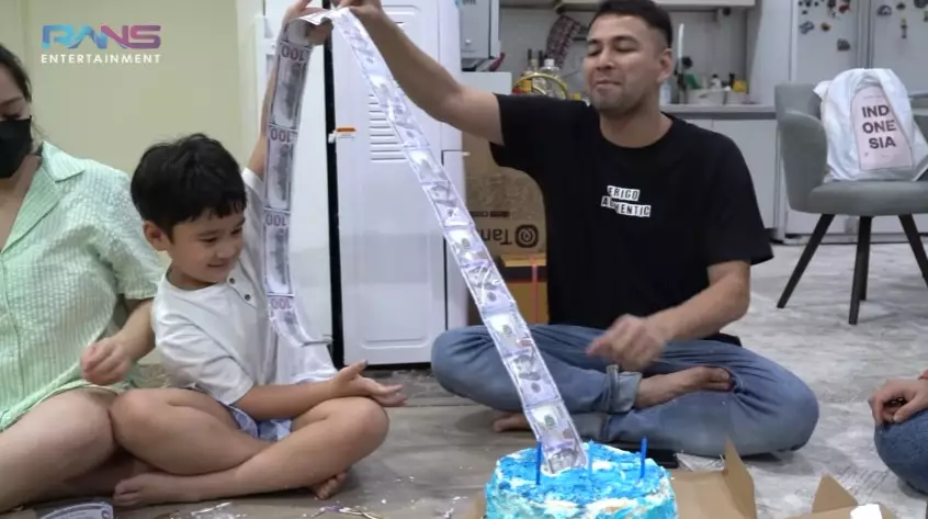 Momen kejutan ulang tahun Rafathar Youtube/Rans Entertainment Momen kejutan ulang tahun Rafathar Youtube/Rans Entertainment